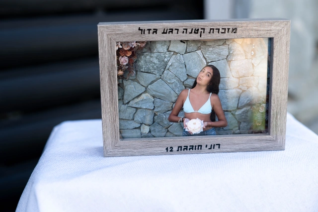 מסגרת עץ עם תמונה של נערה